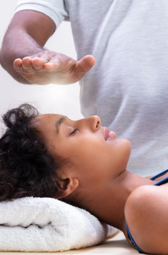 Praticien du Healing Touc au travail